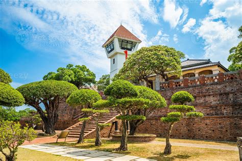  赤崁樓：歷史的見證者與浪漫海濱的守護者！